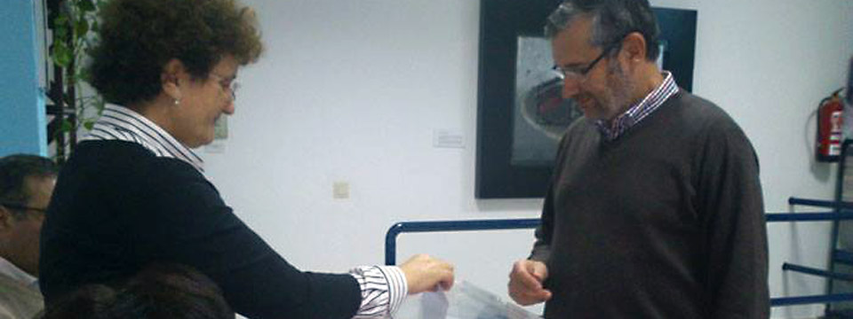 Rafael Terán, presidente de la demarcación onubense del CPPA, deposita su voto en la urna.