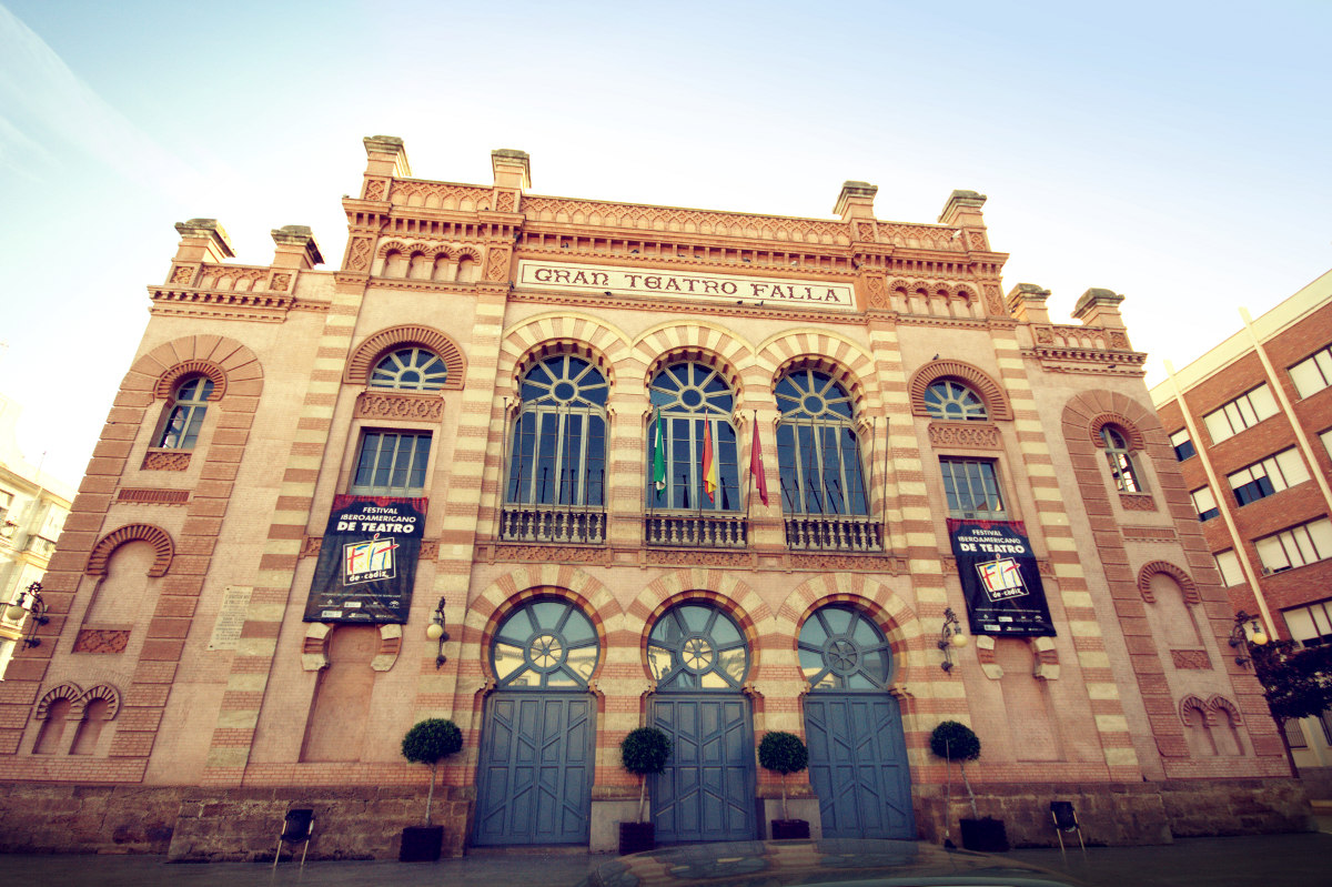 Fachada del Teatro Falla de Cádiz. (Foto Alfonso Jiménez)