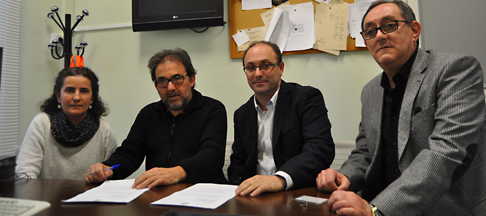 Un momento de la firma.