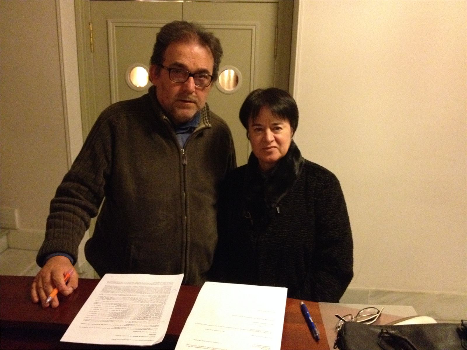 El decano del Colegio, Antonio Manfredi, y la profesora Trinidad Núñez, en la firma del convenio.
