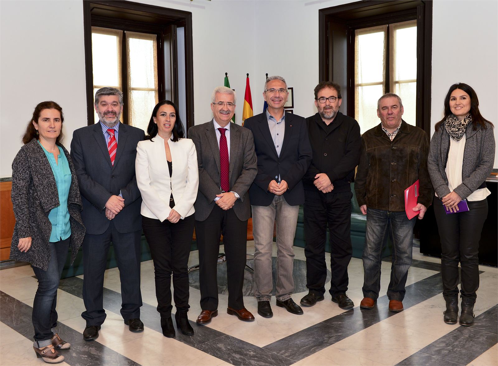 Foto de familia de la reunión entre representantes del Colegio Profesional de Periodistas de Andalucía y el consejero de la Presidencia de la Junta de Andalucía, Manuel Jiménez Barrios.