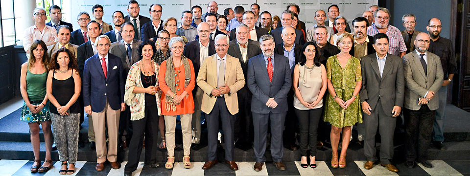 Miembros de la Mesa para la Ordenación e Impulso del Sector Audiovisual de Andalucía, junto al consejero de la Presidencia de la Junta, Manuel Jiménez Barrios.