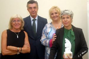 Un momento de la entrega del Premio Colombine a Marta Gómez Casas (dcha).