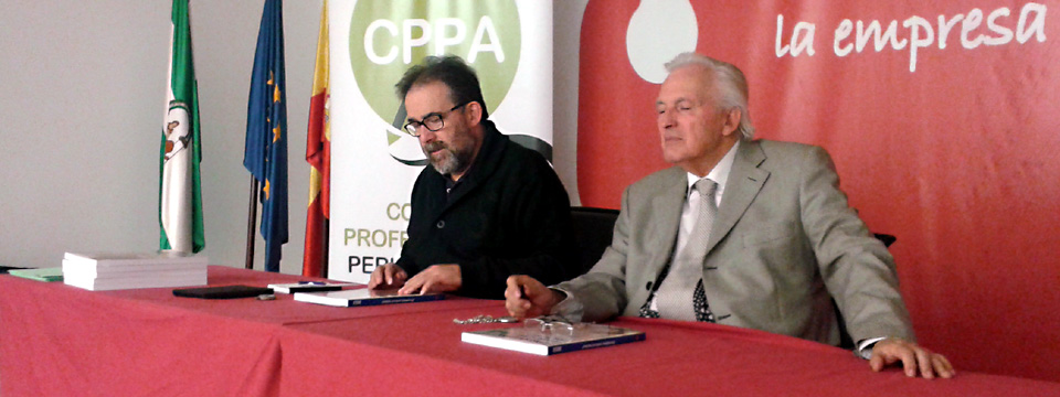 Los presidentes del Colegio de Periodistas de Andalucía, Antonio Manfredi, y de la Unión Romaní, Juan de Dios Ramírez-Heredia.