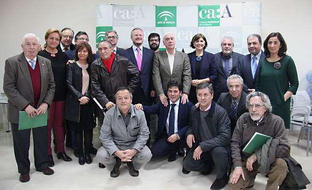 Representantes de las instituciones y medios que han suscrito el Pacto para el fomento de la igualdad y el pluralismo deportivo.