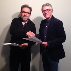 El decano del Colegio de Periodistas de Andalucía, Antonio Manfredi, y el presidente de la Asociación de la Prensa de Sevilla, Rafael Rodríguez, firmaron el convenio.
