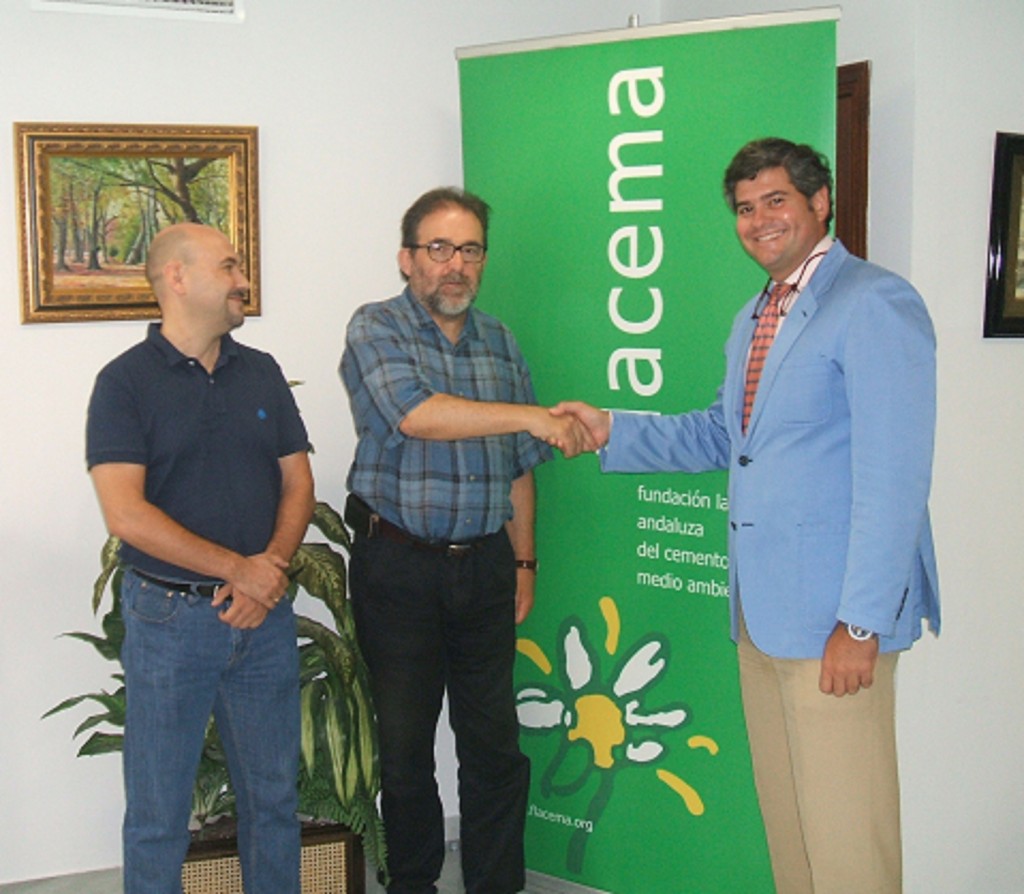El decano del Colegio de Periodistas de Andalucía, Antonio Manfredi, y el director gerente de Flacema, Manuel Parejo, tras la firma del acuerdo, junto a Ricardo Gamaza, miembro de Apia.