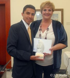 Lucano Romero recibe el trofeo acreditativo del Premio Colombine de manos de Covadonga Porrúa.- Foto JJMULLOR