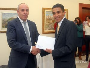 Juan Cayuela, representante de Unicaja entrega el premio en metálico a Lucano Romero.- Foto JJMULLOR