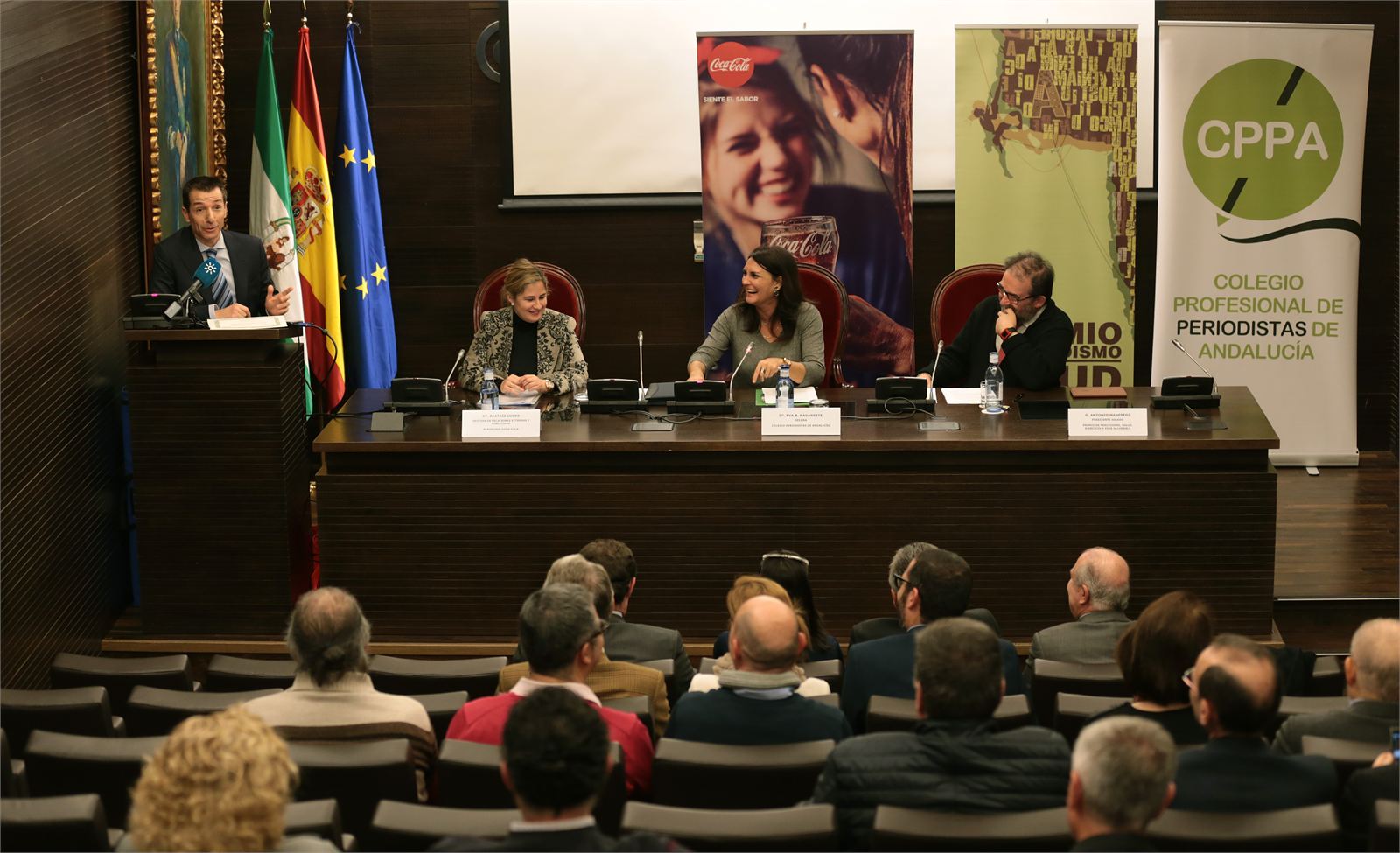 De pie, en la imagen, Roberto Sánchez durante su intervención