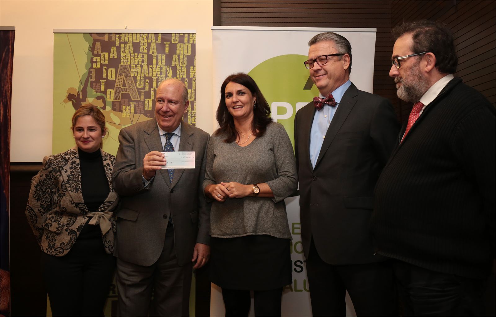 En la imagen, un instante de la entrega de la dotación económica del premio, a los representantes del Banco de Alimentos de Sevilla-