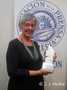 Marisol Soto con el premio recibido. Foto JJMullor