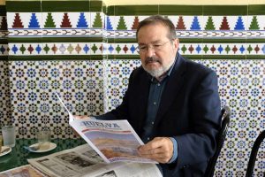 vicente-toti-con-su-revista-lahuelva