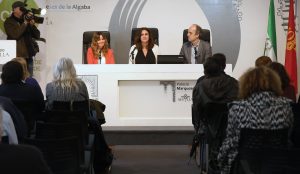 De izquierda a derecha, Lucía Fraga, Eva Navarrete y Marc Vidal durante la presentación del Compromiso,