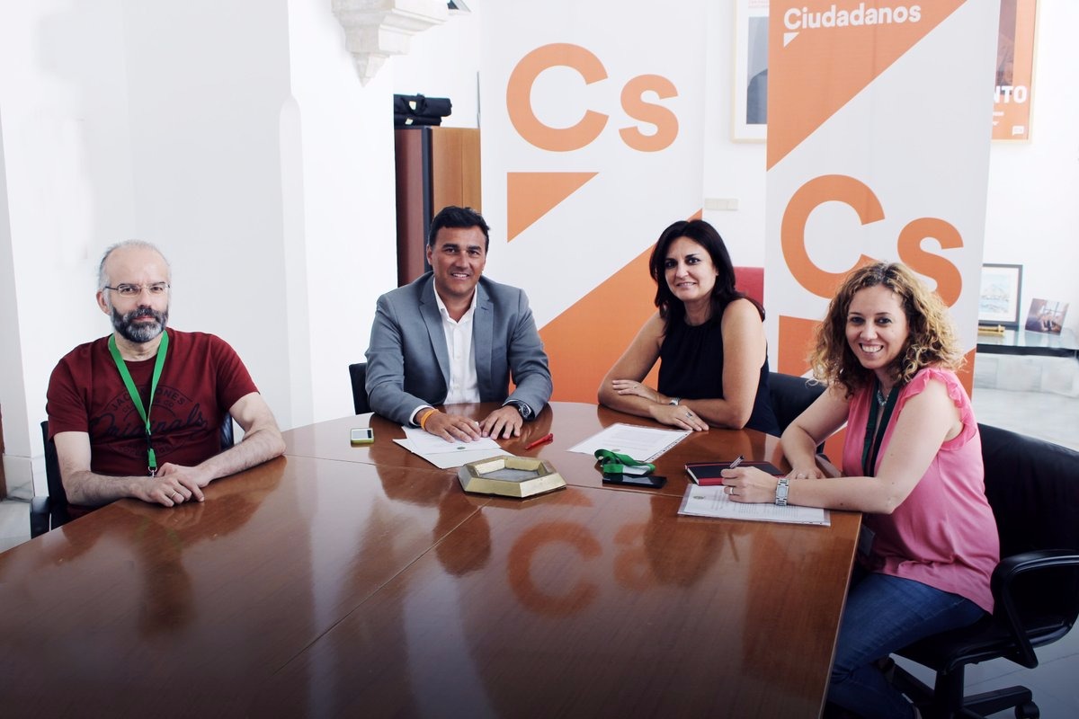 La decana pide el respaldo al Compromiso Público para el Empleo y la Profesión Periodística de todos los grupos parlamentarios de Andalucía