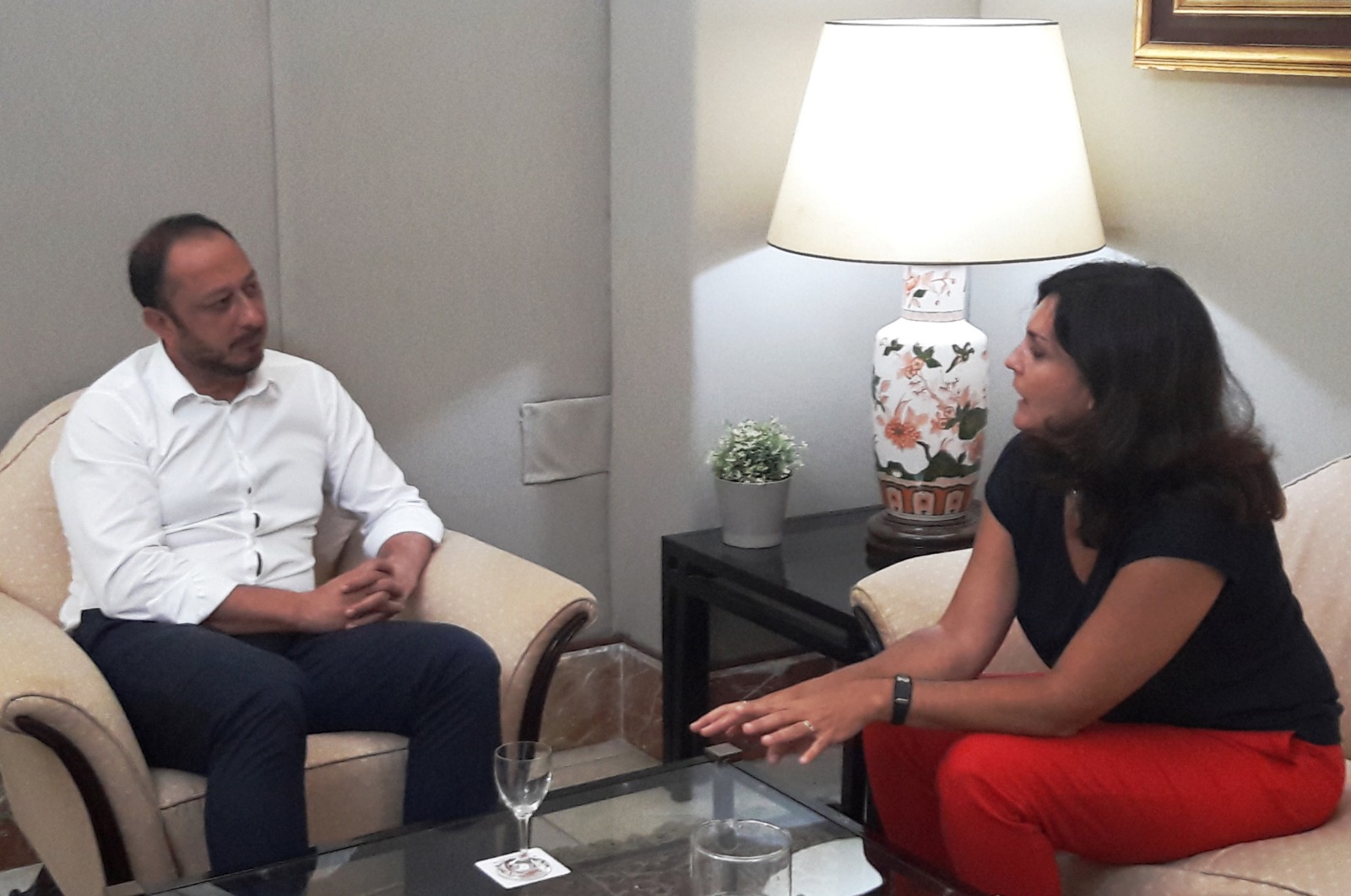 La decana se reúne con Gómez de Celis y acuerdan establecer un protocolo sobre el tratamiento informativo de la inmigración