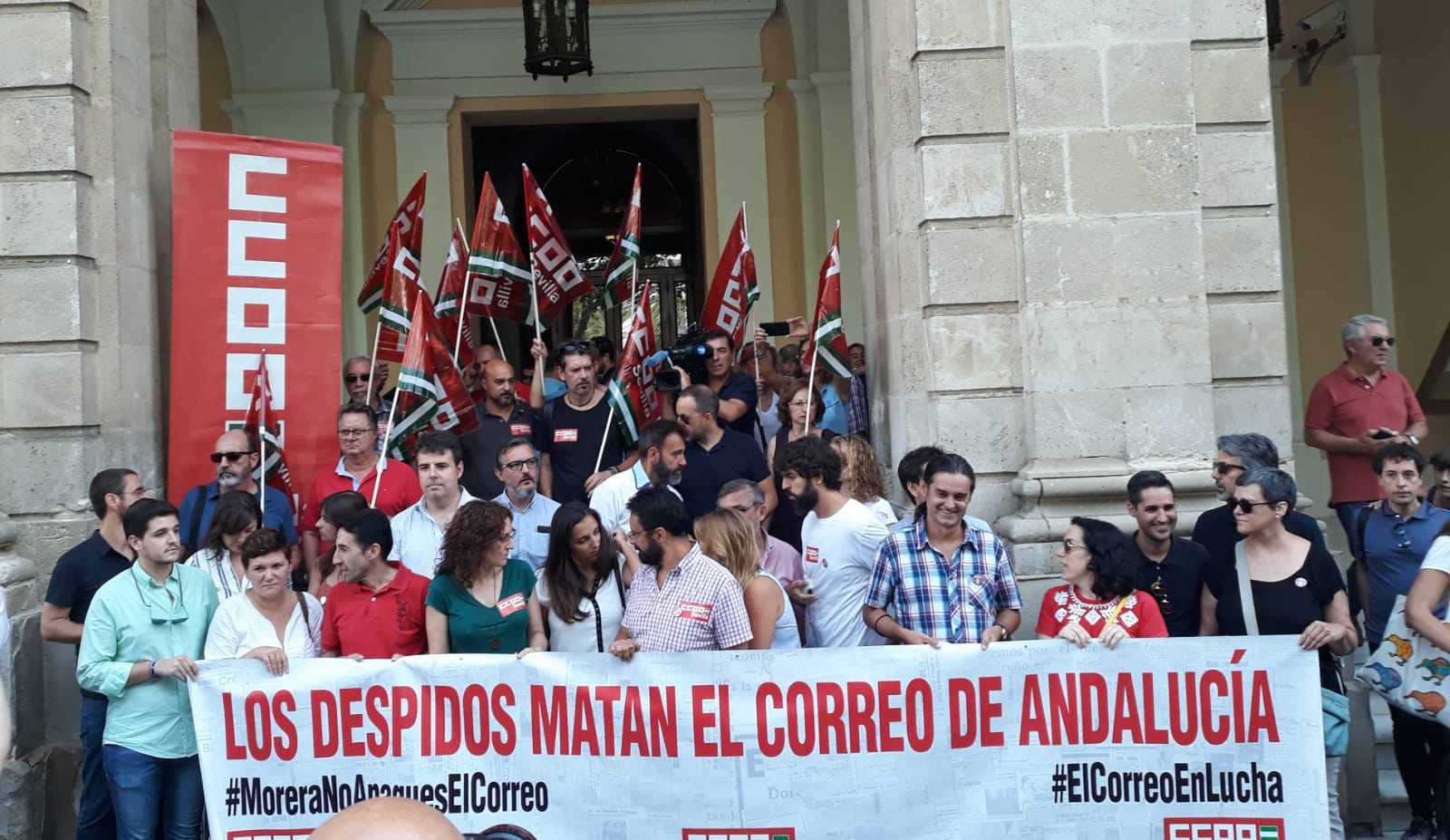 La sociedad y la prensa sevillana apoyan a los trabajadores de El Correo de Andalucía con una concentración masiva tras el anuncio del ERE