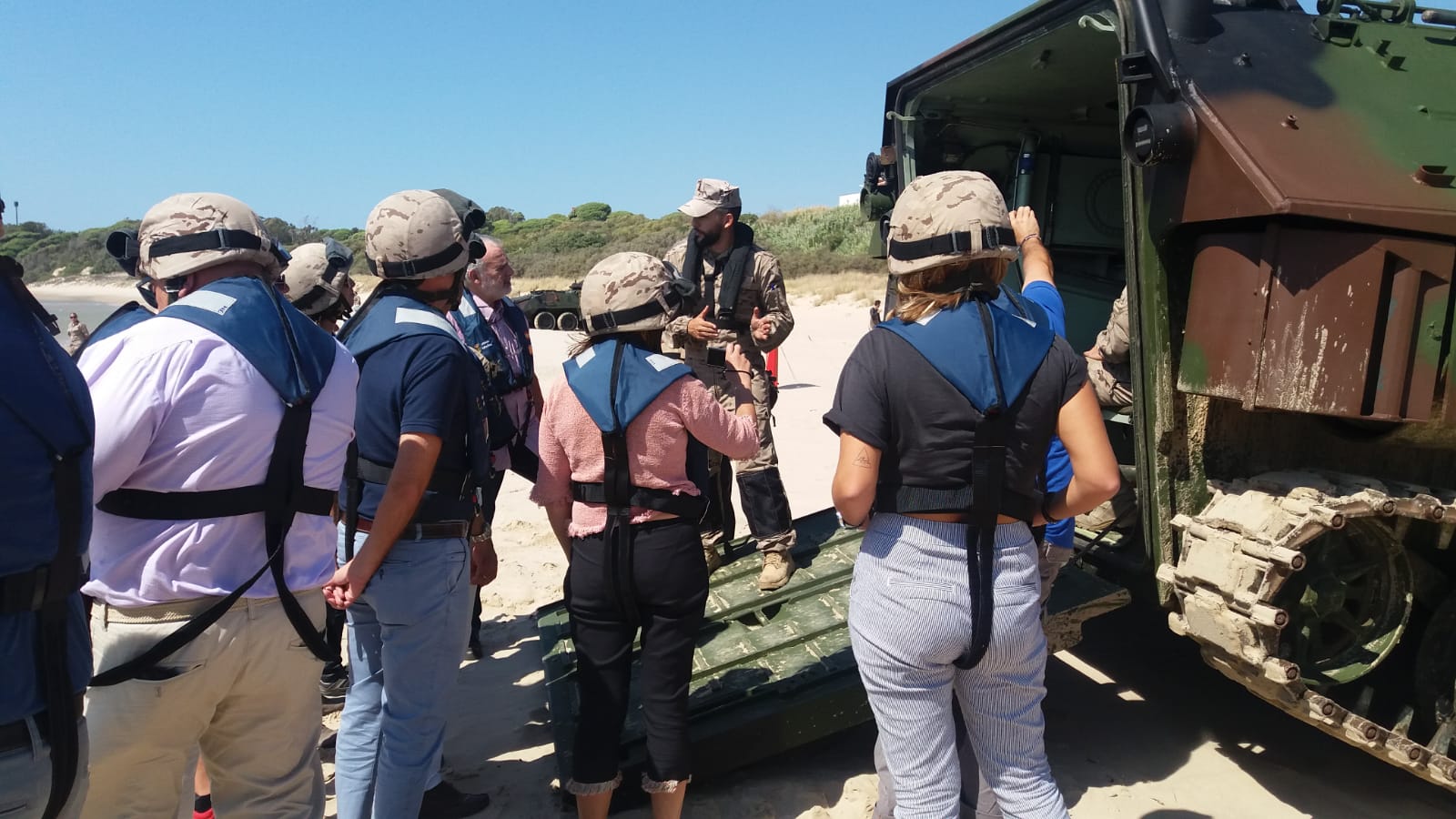 Colegas de Cádiz, Sevilla y Málaga asisten a una jornada formativa en la Base Aeronaval de Rota