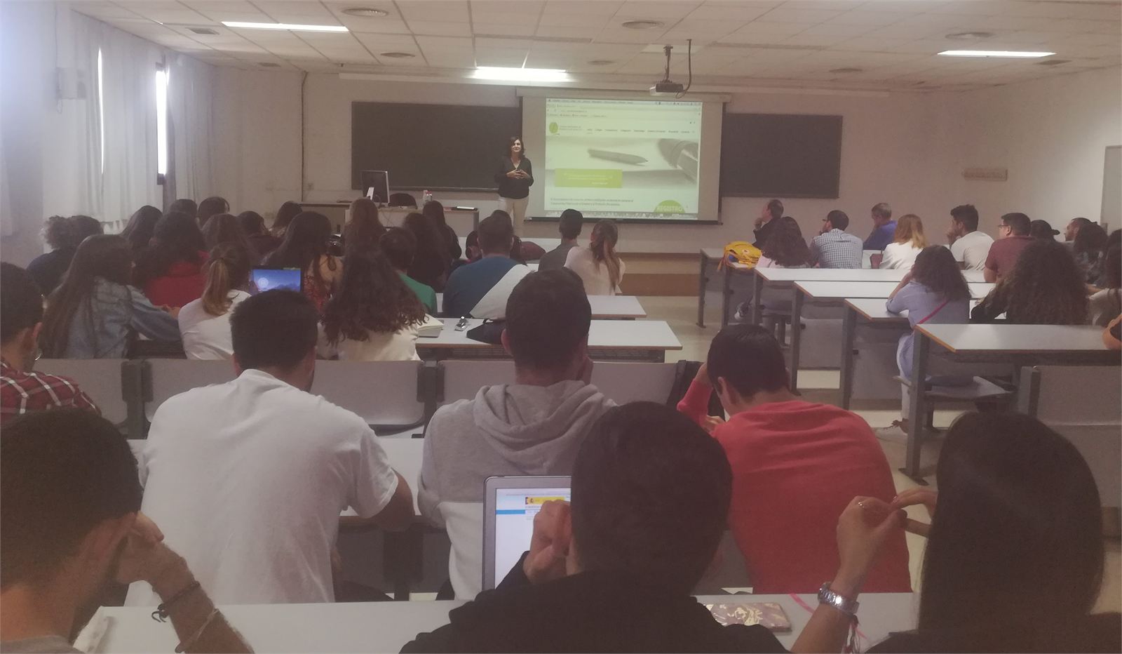 "El Colegio es vuestro instrumento para cambiar lo que no os guste del Periodismo hoy"