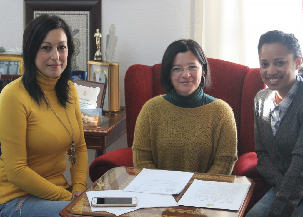 La demarcación de Sevilla del CPPA presenta el Compromiso Público por el Empleo y la Profesión Periodística a la alcaldesa de Marchena