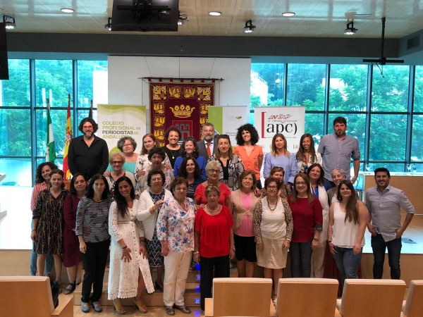 Las participantes en los cursos ‘Enseña en Internet’ reciben sus diplomas