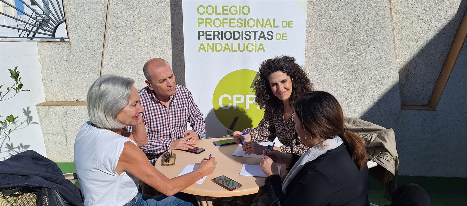 El Colegio se ofrece a los sindicatos CCOO y UGT para acabar con el intrusismo y avanzar en los derechos laborales de los periodistas