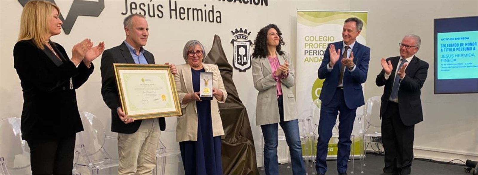 Los hijos de Jesús Hermida recogen en Huelva la distinción Colegiado de Honor a Título Póstumo concedida por el Colegio de Periodistas
