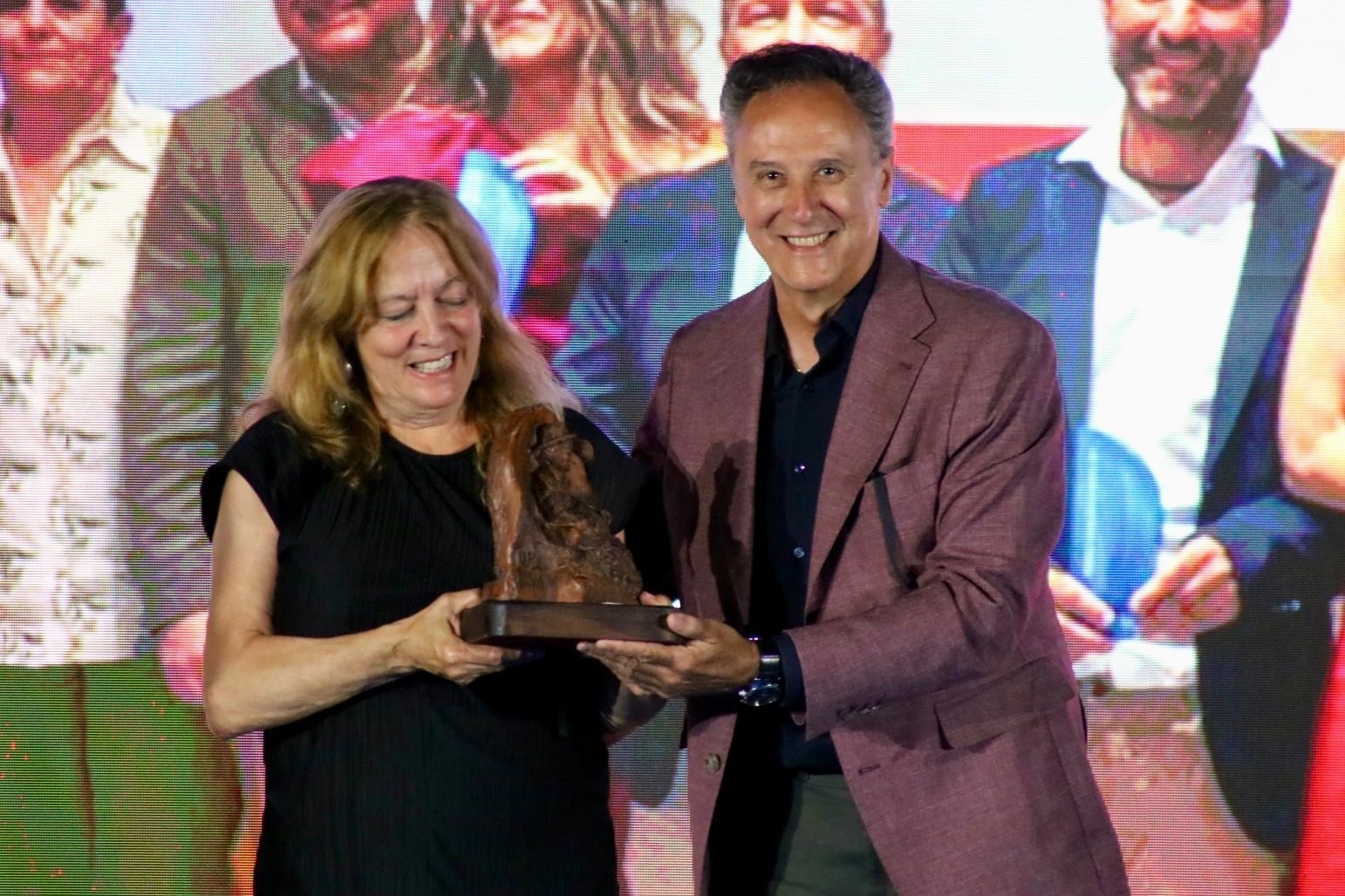 UPA Huelva premia al gremio de periodistas por el seguimiento informativo de la campaña #YoConsumoFresasDeHuelva
