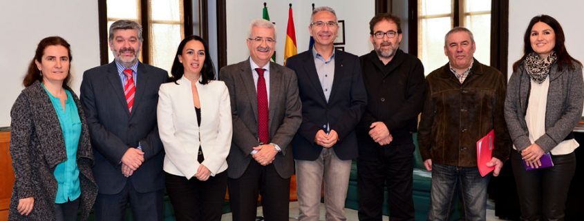 Foto de familia de la reunión entre representantes del Colegio Profesional de Periodistas de Andalucía y el consejero de la Presidencia de la Junta de Andalucía, Manuel Jiménez Barrios.