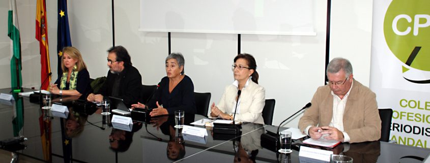 Alicia Gómez Montano , Antonio Manfredi, Carmen Morillo, Elsa González y Juan Antonio Prieto, durante la jornada sobre periodismo y propaganda.