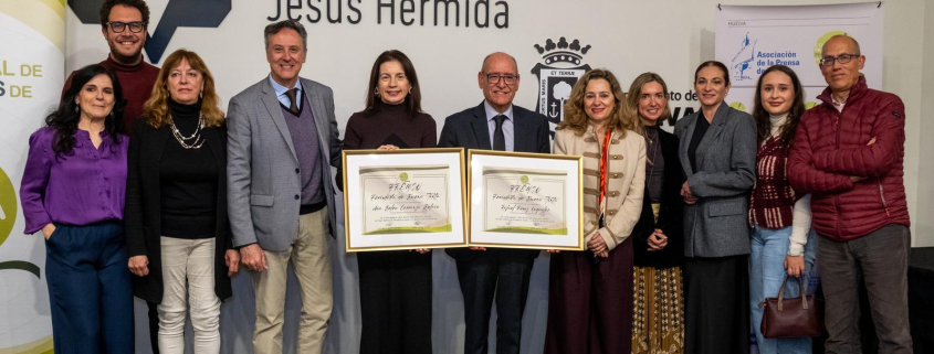 Los premiados con la Junta Directiva del Colegio de Periodistas en Huelva