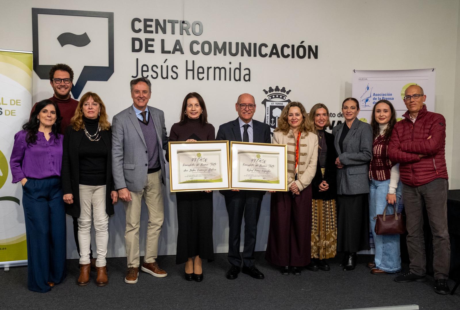 Los premiados con la Junta Directiva del Colegio de Periodistas en Huelva