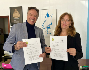 El presidente del Colegio de Periodistas en Huelva, Juan Antonio Hipólito, y la presidenta de la Asociación Prensa Huelva, Aurora Smet